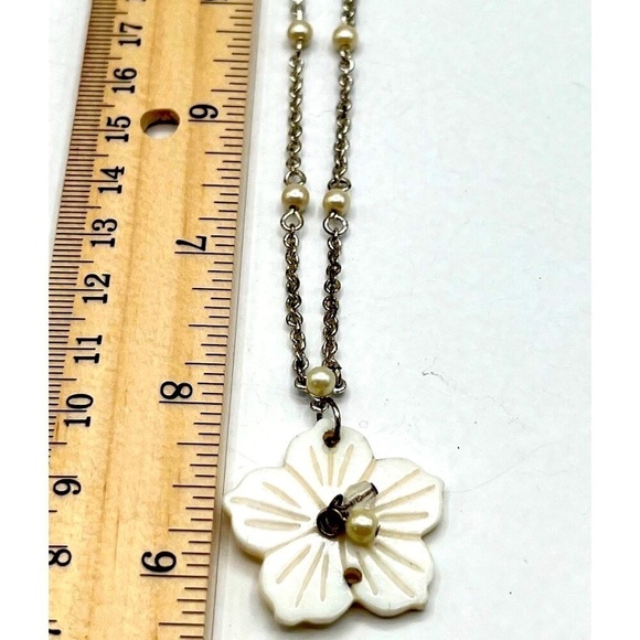 Vintage-Inspired Freshwater Pearl & Flower Pendant Necklace - Picture 5 of 5